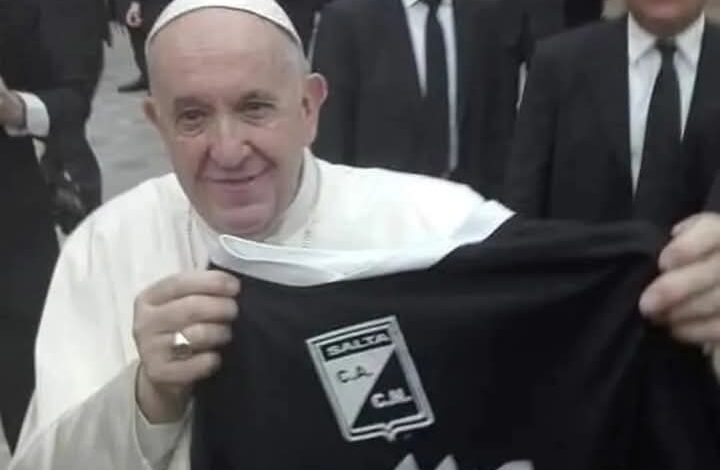 El Papa y un salteño: la historia detrás de una camiseta, una causa y una foto inolvidable