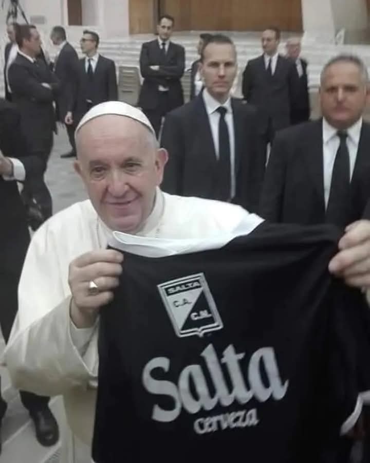 El Papa y un salteño: la historia detrás de una camiseta, una causa y una foto inolvidable