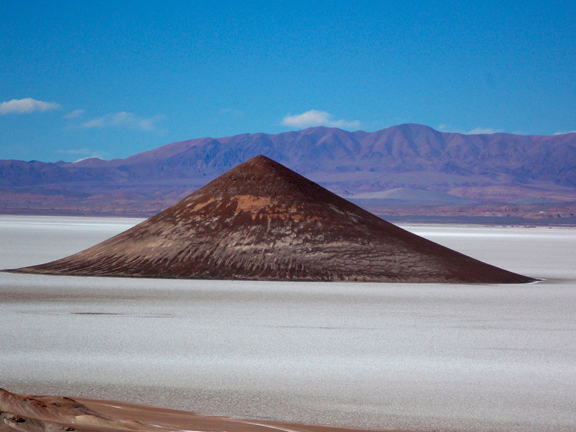 El Cono de Arita: el enigmático vigía del desierto salteño que parece una pirámide perfecta