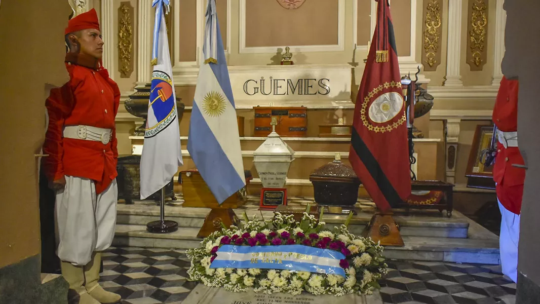 Salta donó la Bandera de Belgrano al Panteón de las Glorias del Norte