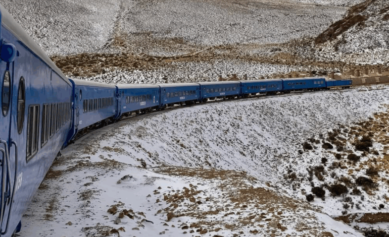 Nevada histórica: el Tren a las Nubes surcó un paisaje blanco en la Puna salteña
