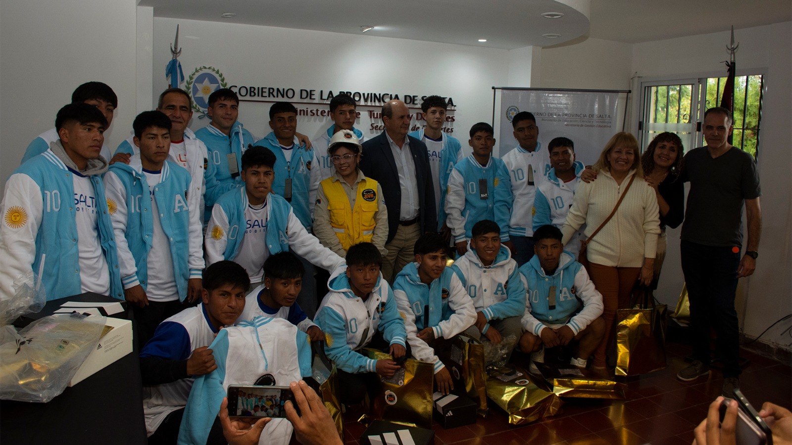 Salteños hicieron historia en China: inauguraron el primer vuelo turístico Shanghai–Tíbet