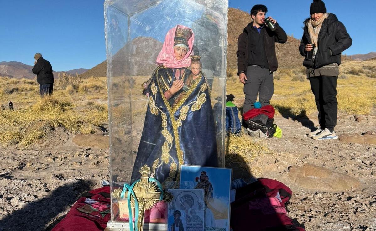 Peregrinos del Perpetuo Socorro caminan entre cerros y fe rumbo a Salta