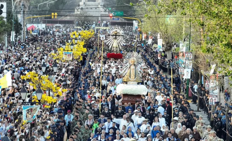 El pueblo de Salta renovó su Pacto de Fidelidad y amor con el Señor y la Virgen del Milagro
