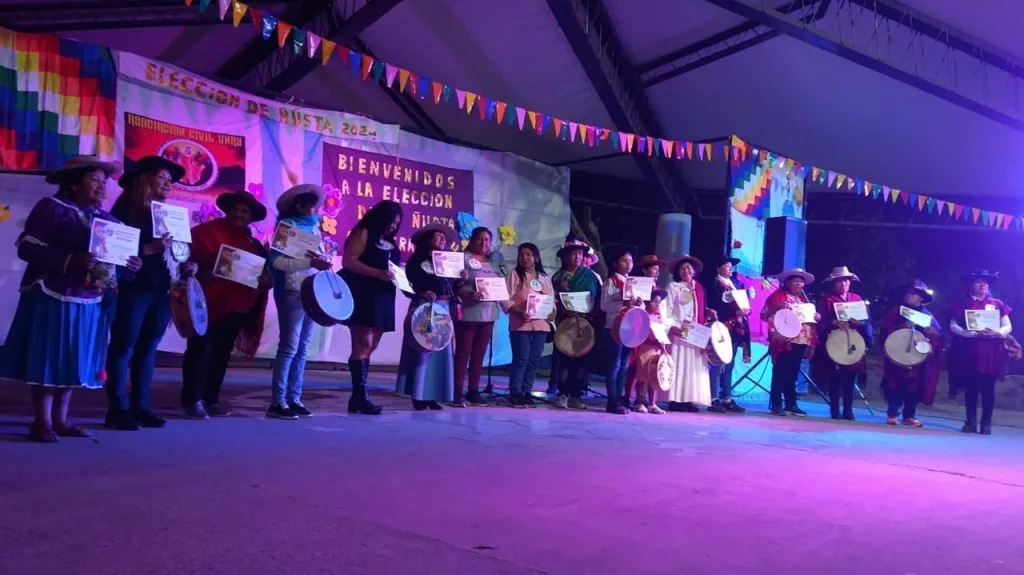 El anfi ‘Cuchi’ Leguizamón se viste de cajas y coplas para la elección de ‘La ÑUSTA 2025’