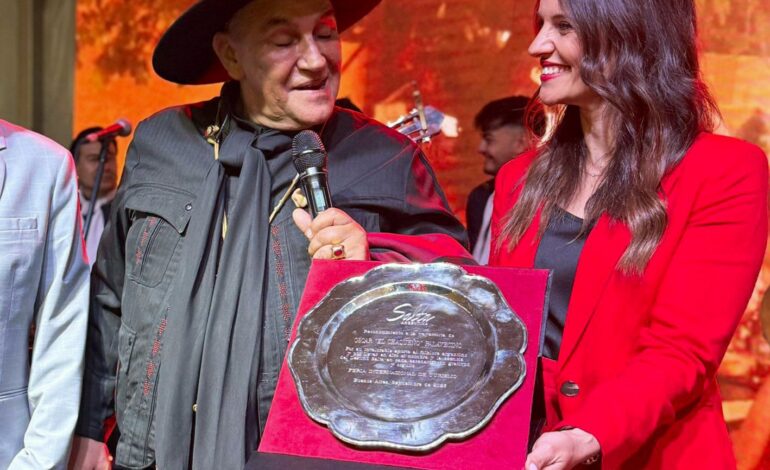 El Chaqueño Palavecino fue distinguido como Embajador Turístico de Salta en la FIT