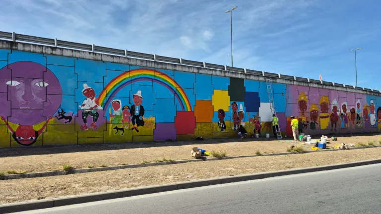 Un nuevo mural embellece la rotonda de Limache