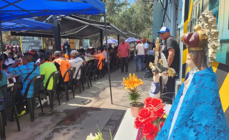 Puesteros del mercado San Miguel ofrecieron el tradicional almuerzo a peregrinos