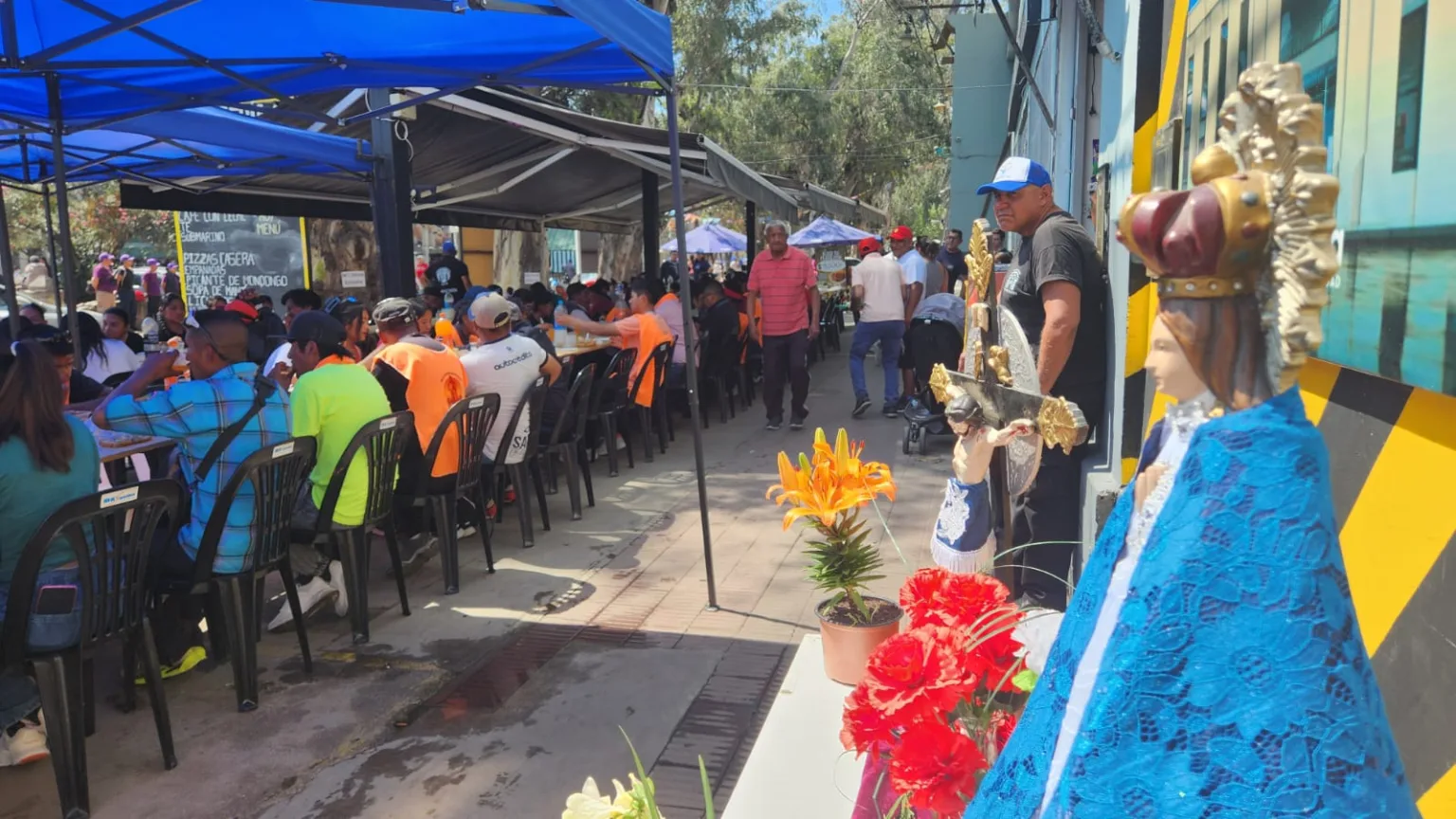 Puesteros del mercado San Miguel ofrecieron el tradicional almuerzo a peregrinos