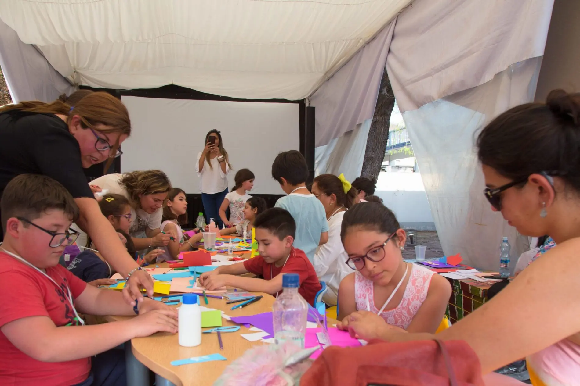Letras, talleres y teatro: un jueves lleno de creatividad en la Feria del Libro