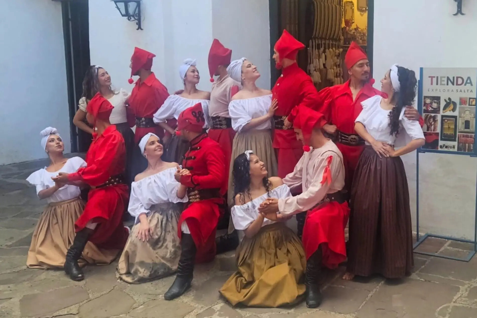 “Diseños Tramados” deslumbró con arte africano y danza en el Explora Salta