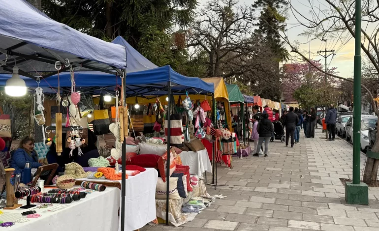 Folclore y danza en los Paseos Artesanales de la ciudad