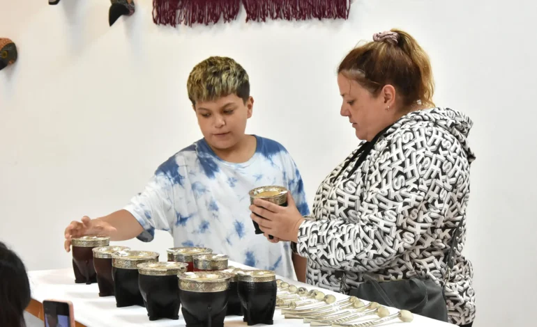 Atención durante las fiestas de fin de año de la Feria de Regalos Artesanales en la Casa de la Cultura