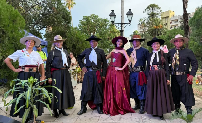 El talento artesanal salteño brilló en una pasarela a cielo abierto en Plaza Güemes