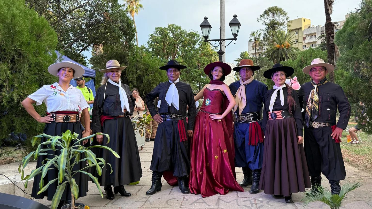 El talento artesanal salteño brilló en una pasarela a cielo abierto en Plaza Güemes