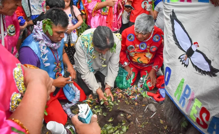 Con la esencia viva de la tradición, el Mercado Artesanal celebró el tradicional Desentierro del Carnaval