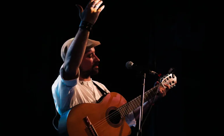 Agustín Lasa presenta De esos abrazos en el Café del Tiempo