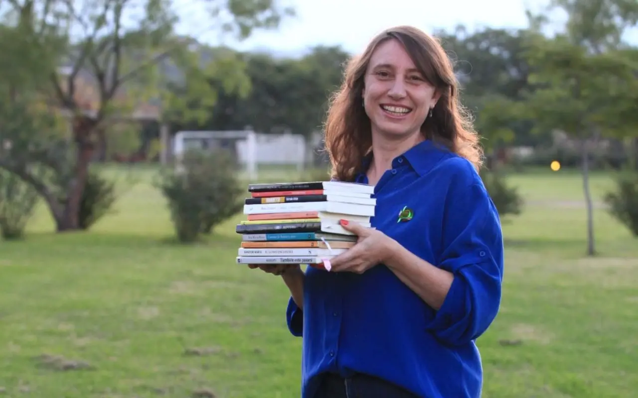 Lectura colectiva de la novela “Jardín vertical” en el Mercado Artesanal de Salta