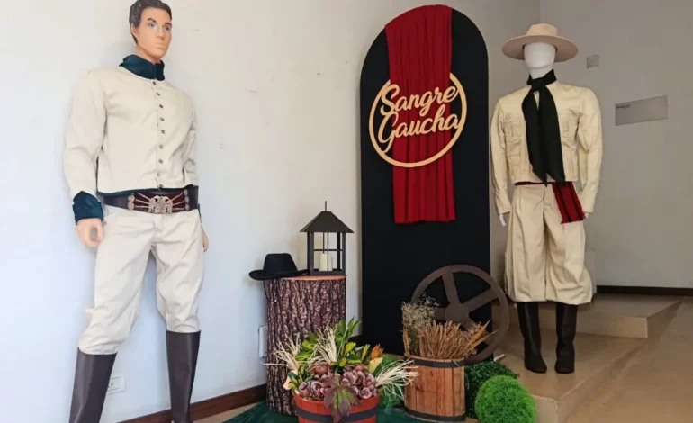 Muestra y desfile de trajes gauchos artesanales en el Mercado Artesanal de Salta