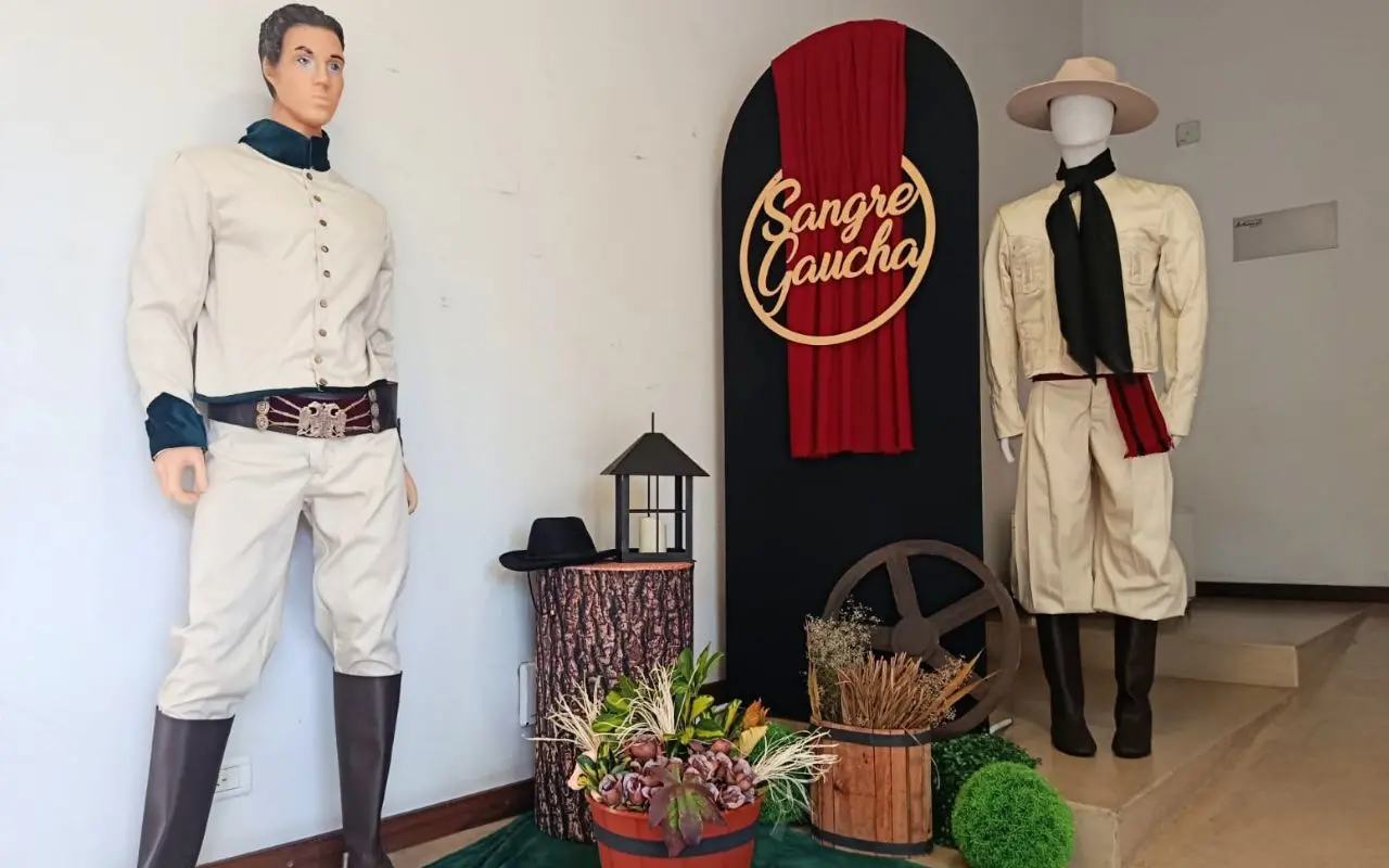 Muestra y desfile de trajes gauchos artesanales en el Mercado Artesanal de Salta
