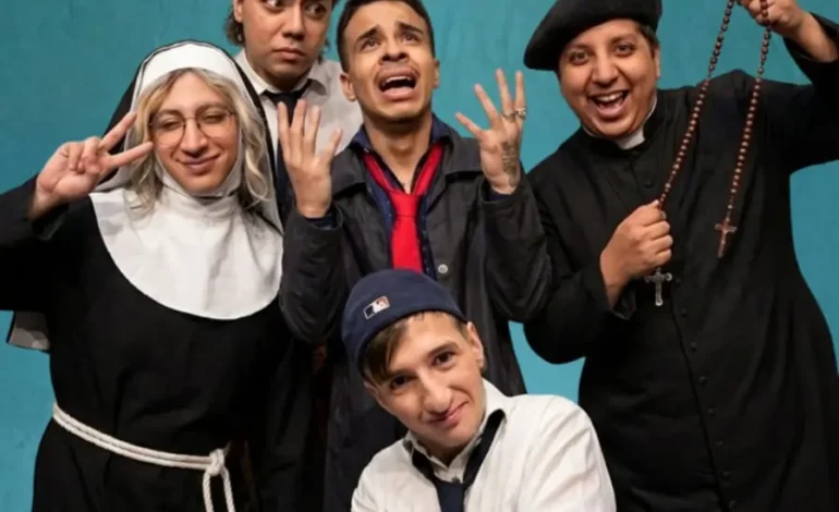 “Chicos Católicos, Apostólicos y Romanos” llega a la Usina Cultural con humor ácido y mirada crítica
