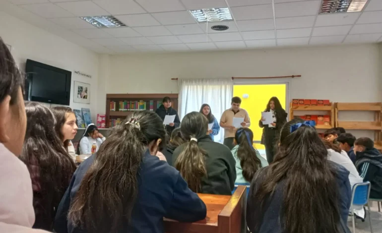 La voz que enseña: futuros locutores llevan los cuentos a la Biblioteca Provincial