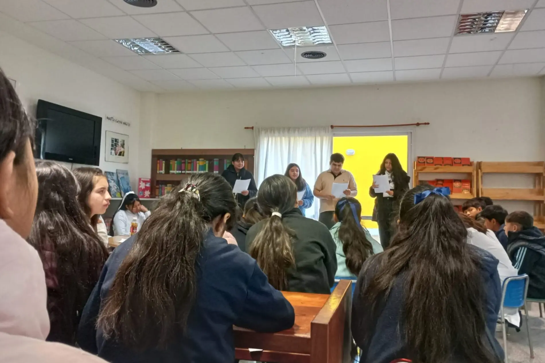 La voz que enseña: futuros locutores llevan los cuentos a la Biblioteca Provincial