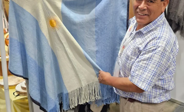 Un poncho salteño viajará a Japón tras una destacada participación en la Fiesta Nacional e Internacional del Poncho