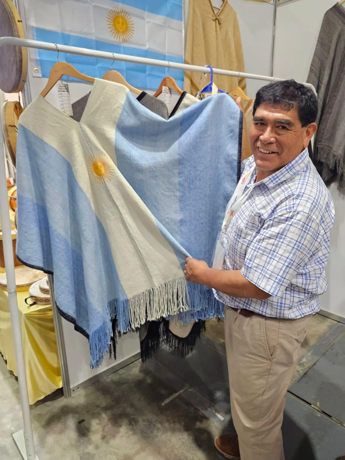 Un poncho salteño viajará a Japón tras una destacada participación en la Fiesta Nacional e Internacional del Poncho
