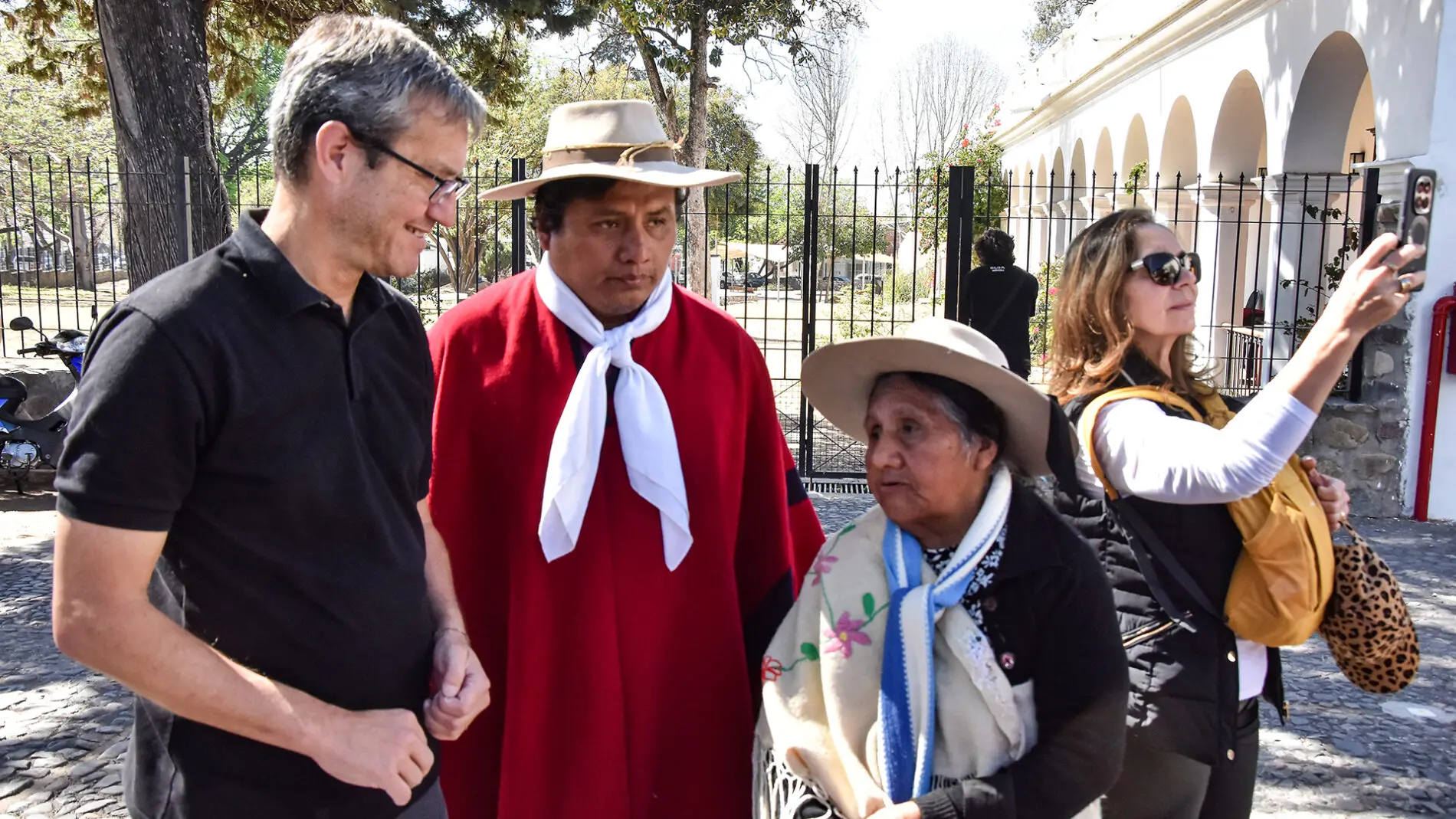 Más de 30 copleros formaron parte del cierre de «Voces Vivas» en el Mercado Artesanal